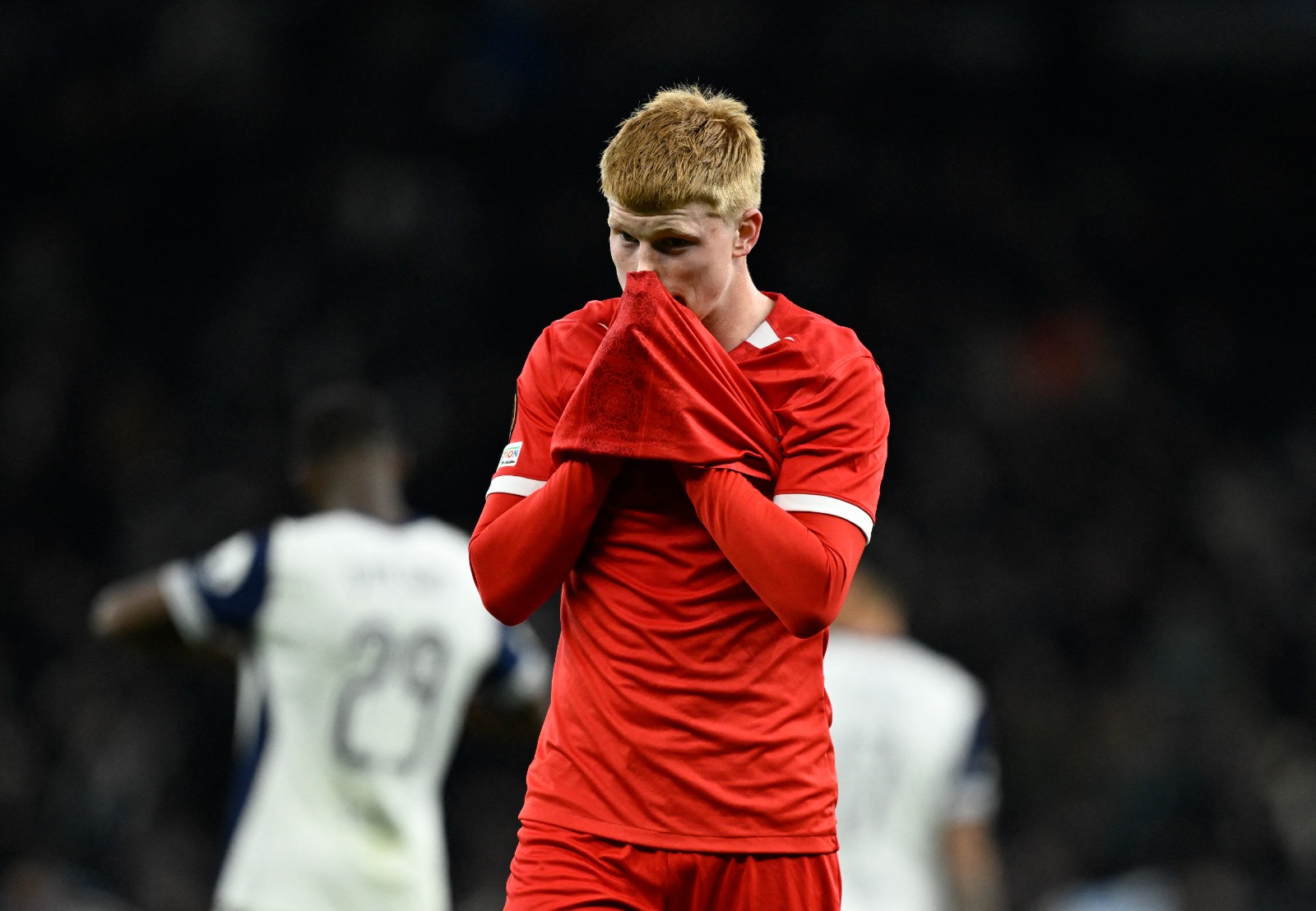 كيس سميت لاعب ألكمار الهولندي خلال مواجهة توتنهام في الدوري الأوروبي - 14 مارس 2025