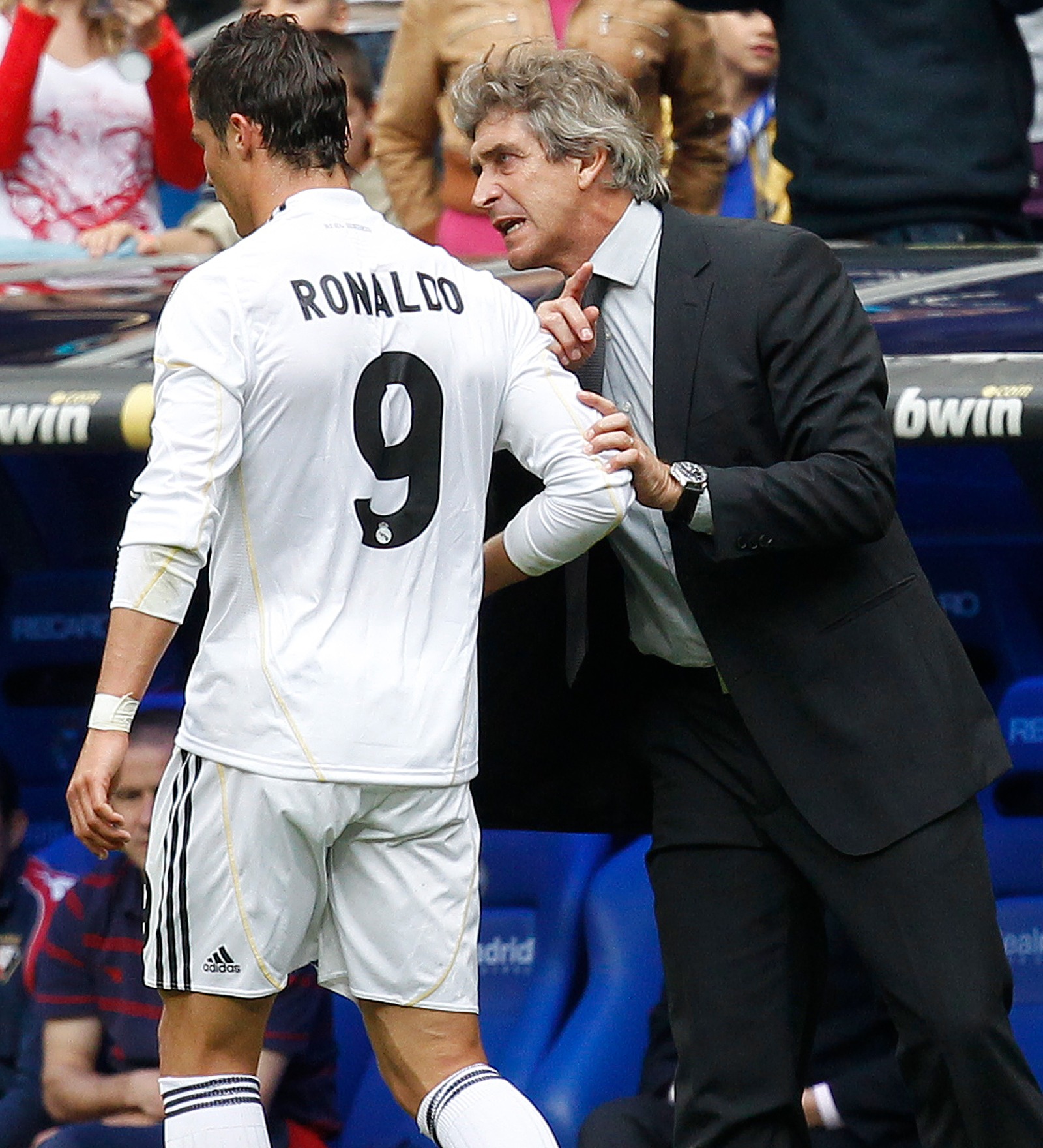 مانويل بيليغريني مدرب ريال مدريد السابق يوجّه تعليمات للمهاجم كريستيانو رونالدو خلال مباراة أوساسونا - 2 مايو 2010