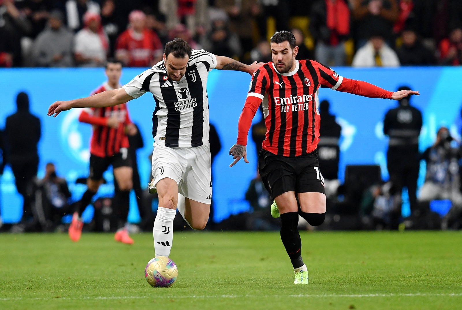 صراع على الكرة بين ثيو هيرنانديز لاعب ميلان وفيديريكو غاتي لاعب يوفنتوس في نصف نهائي السوبر الإيطالي في الرياض - 3 يناير 2025