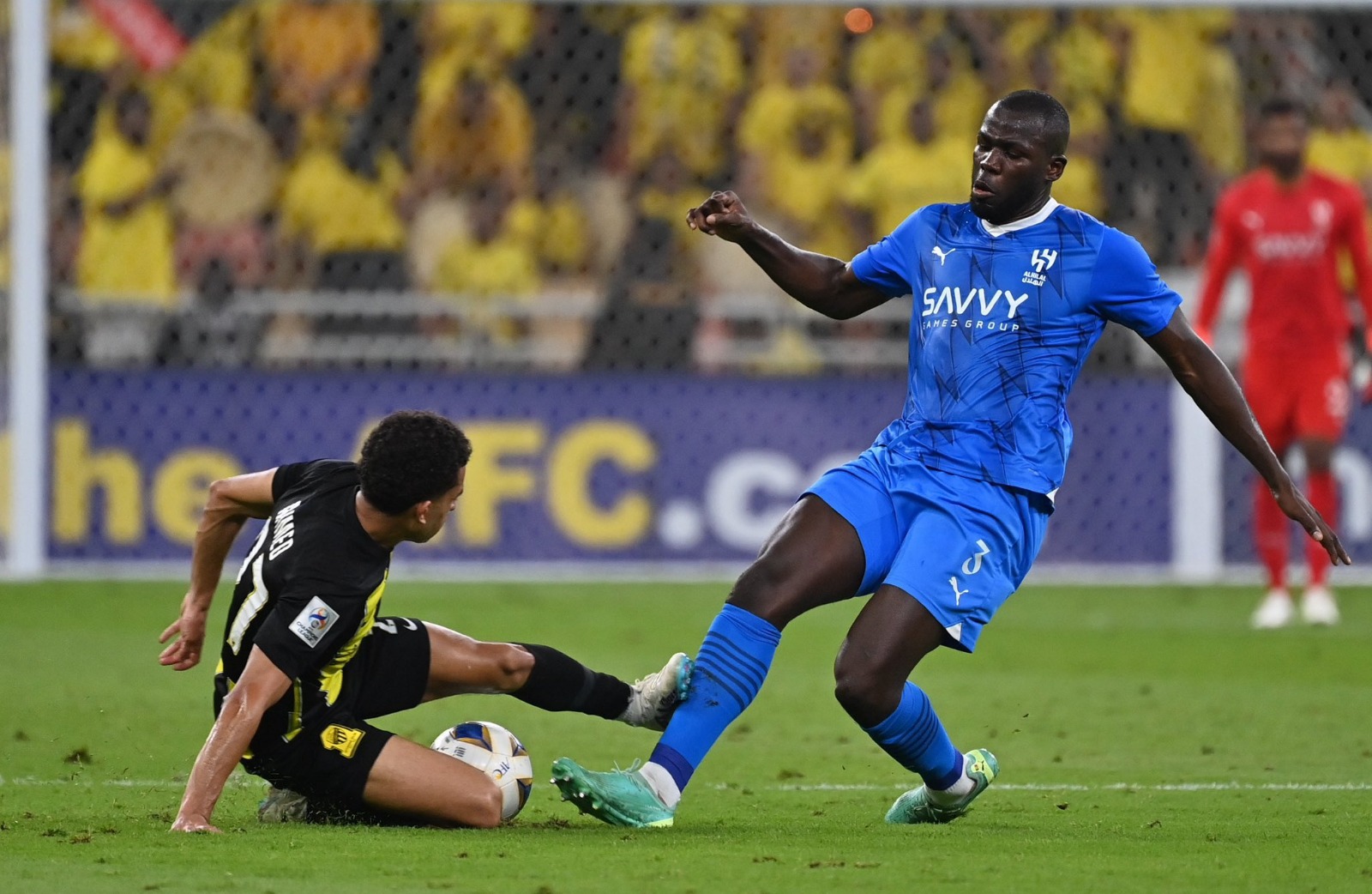 تدخل أحمد الغامدي لاعب الاتحاد على كاليدو كوليبالي مدافع الهلال خلال مباراة الفريقين بدوري أبطال آسيا - 12 مارس 2024