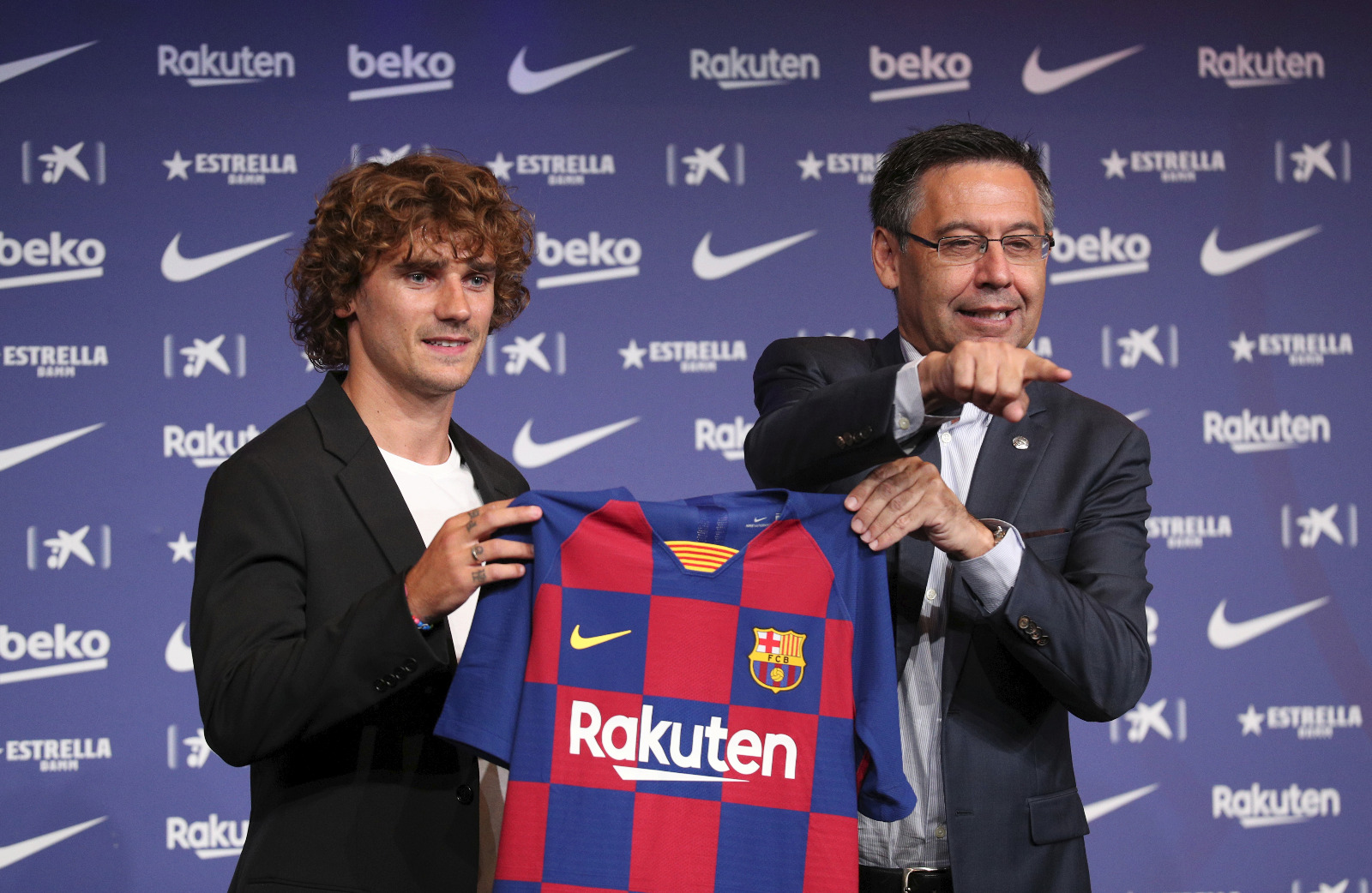 رئيس برشلونة جوسيب ماريا بارتوميو خلال تقديم أنطوان غريزمان بعد ضمّه من أتلتيكو مدريد - 14 يوليو 2019