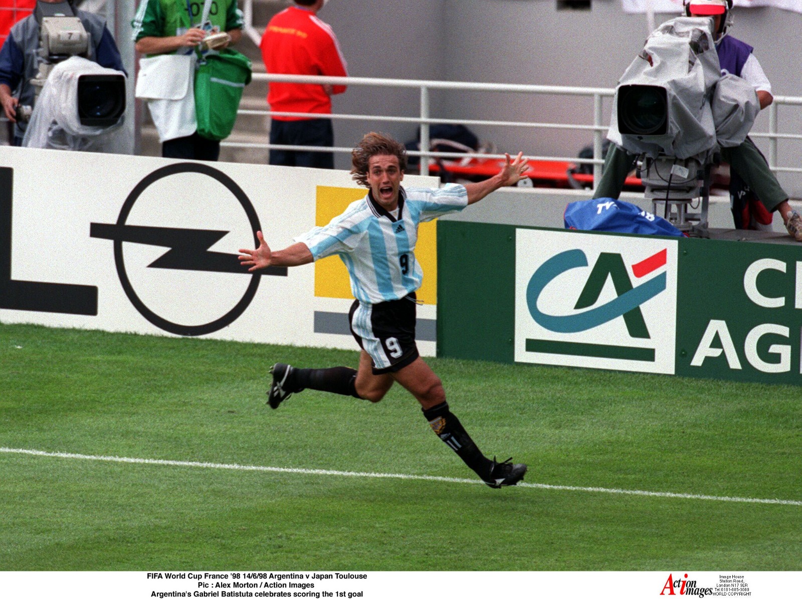 لاعب منتخب الأرجنتين غابرييل باتيستوتا يحتفل بالتسجيل ضد اليابان في كأس العالم 1998 - 14 يونيو 1998