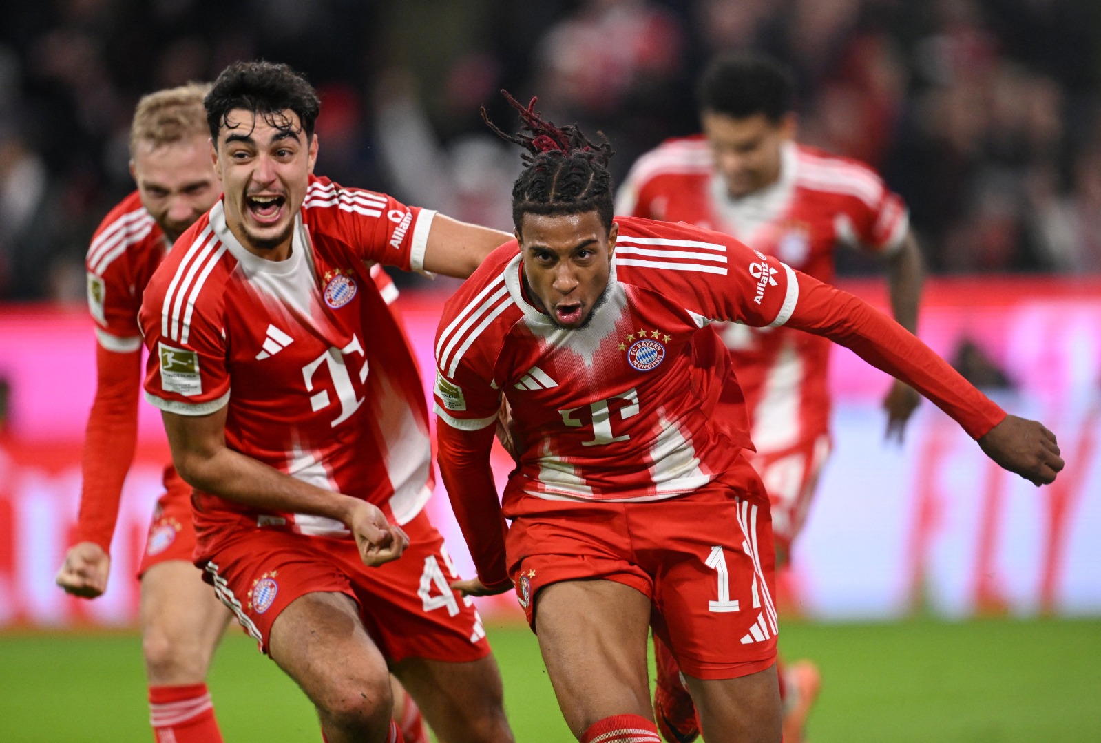 مايكل أوليس مهاجم بايرن يحتفل بهدفه في مرمى بوروسيا دورتموند - 18 أكتوبر 2025