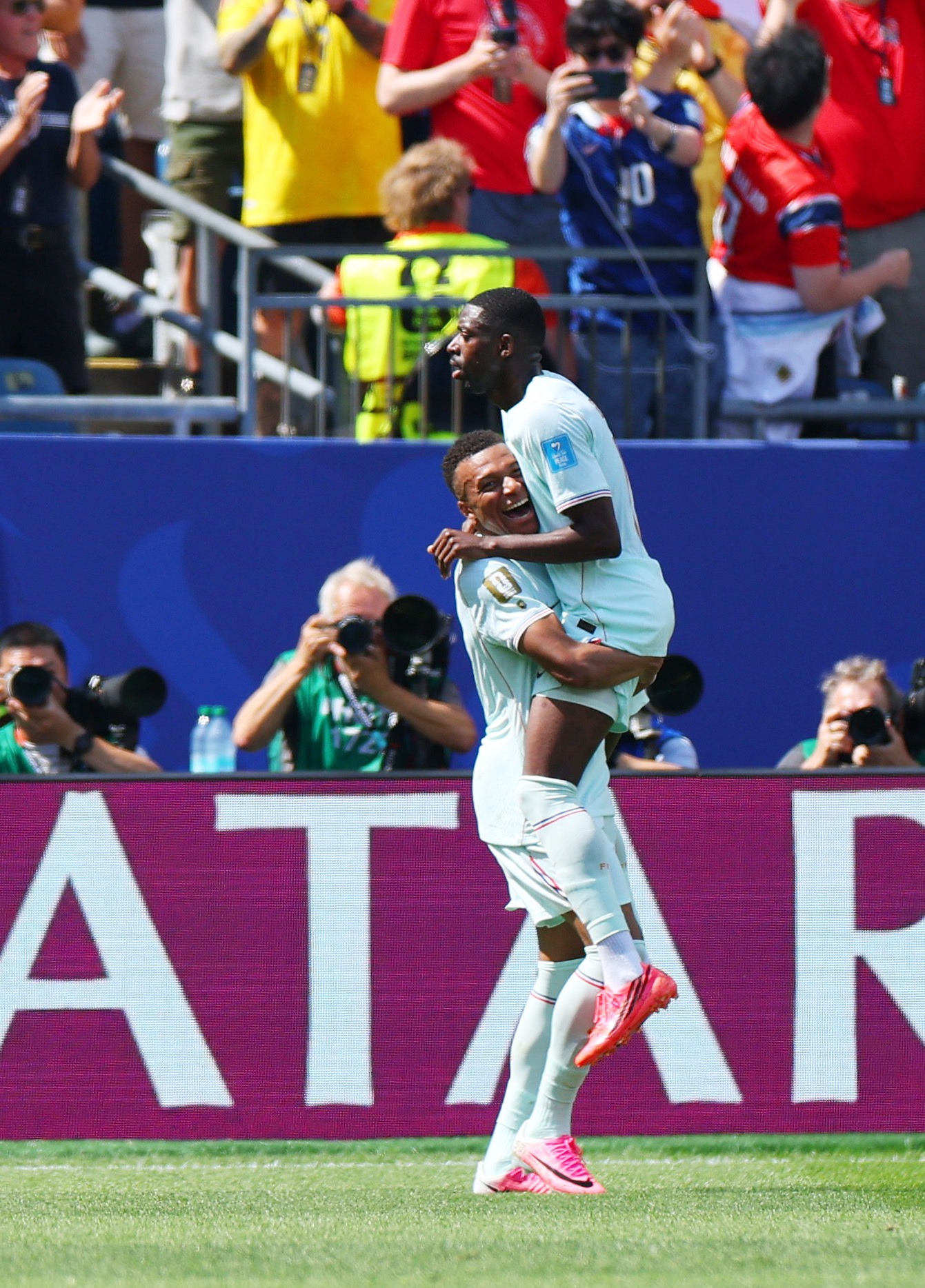 عثمان ديمبيلي يحتفل مع كيليان مبابي بهدف فرنسا أمام النرويج في كأس العالم - 26 يونيو 2026