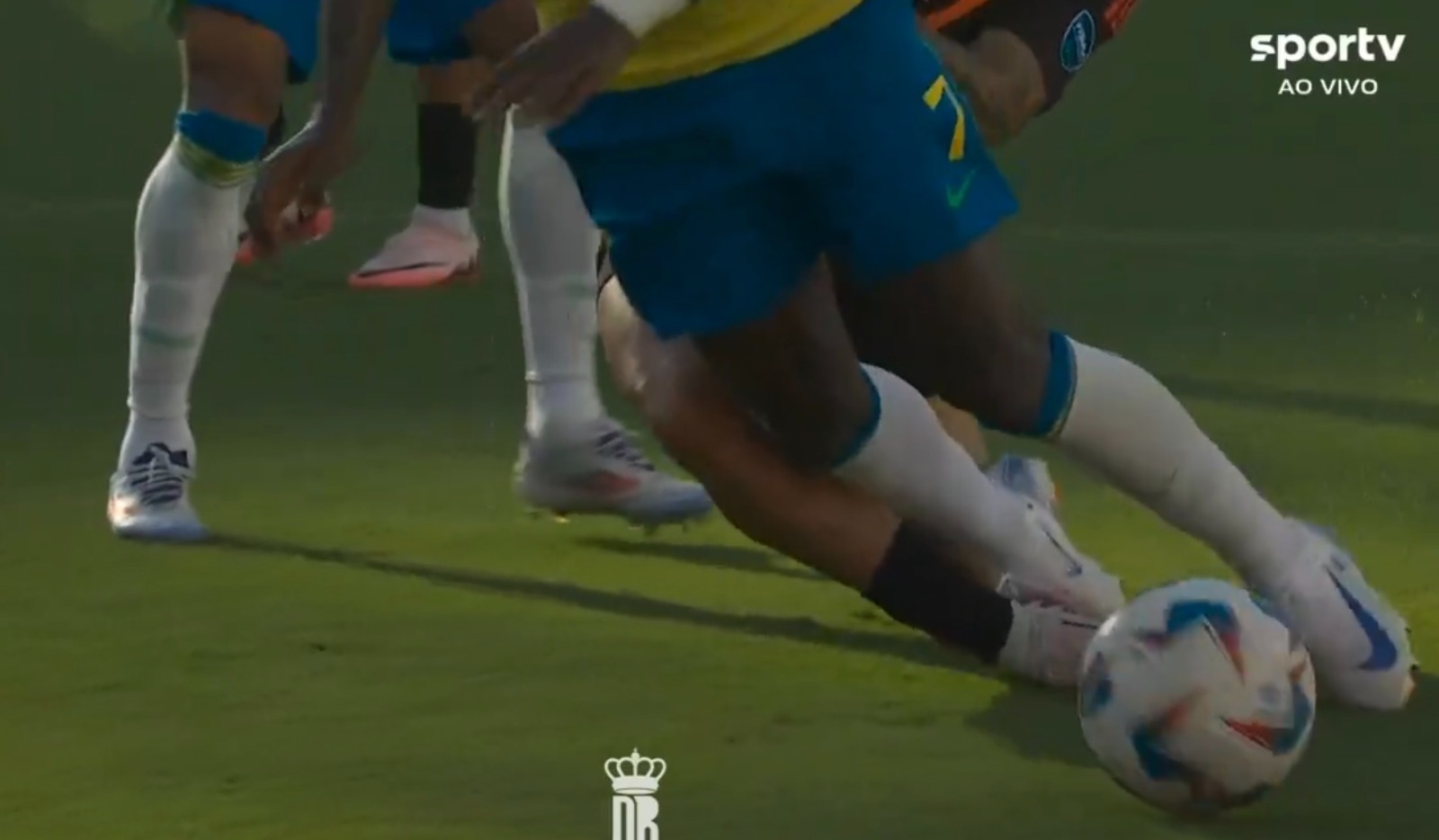 عرقلة فينيسوس جونيور من دانيل مونوز خلال مباراة البرازيل وكولومبيا بكوبا أميركا 2024