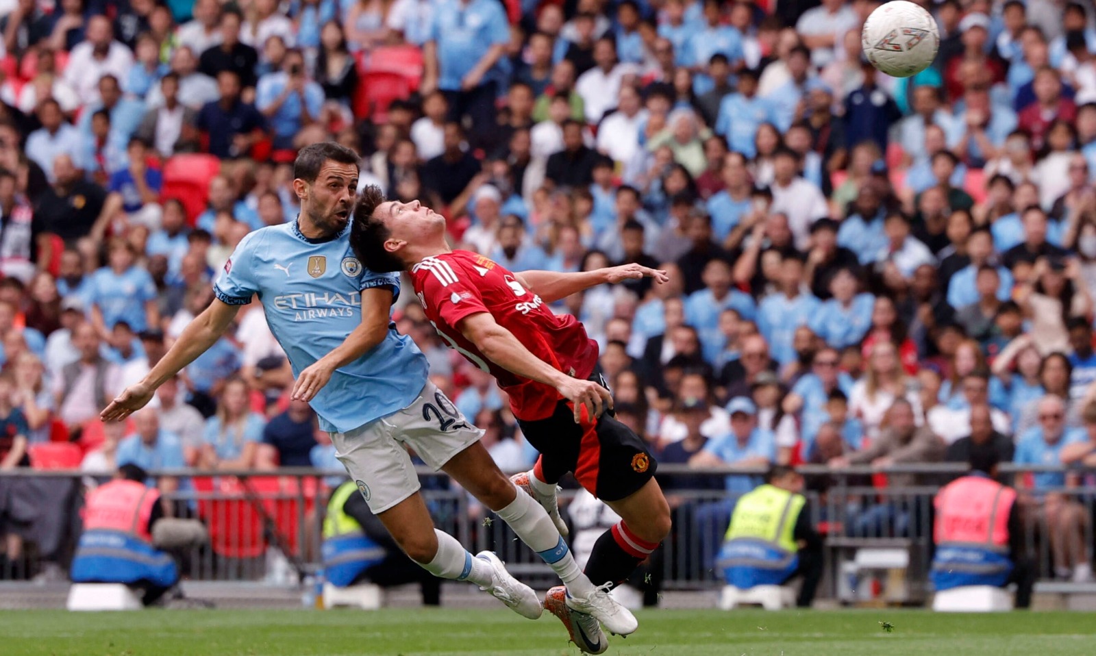 برناردو سيلفا في لعبة هدف تعادل مانشستر سيتي مع مانشستر يونايتد في درع الاتحاد الإنجليزي 2024