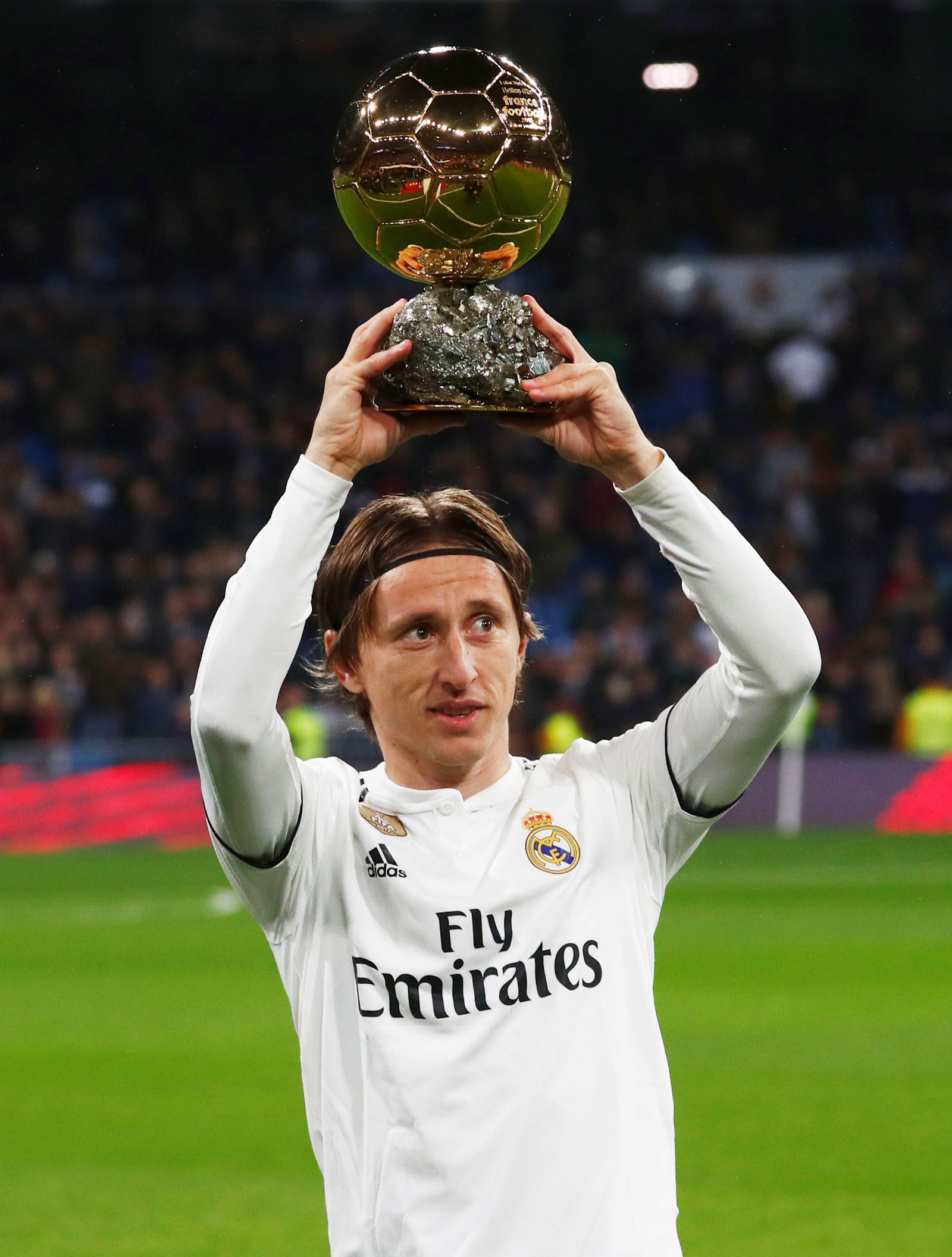 لوكا مودريتش يرفع جائزة 'الكرة الذهبية' قبل مباراة بين ريال مدريد ورايو فايكانو في 'سانتياغو برنابيو' - 15 ديسمبر 2018