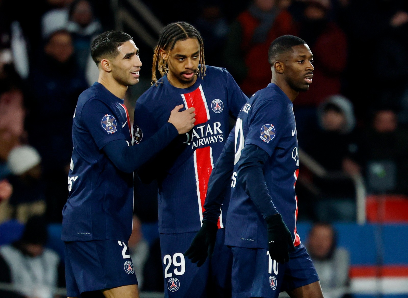 لاعبو باريس سان جيرمان أشرف حكيمي وعثمان ديمبيلي وبرادلي باركولا خلال مباراة مارسيليا في الدوري الفرنسي - 16 مارس 2025