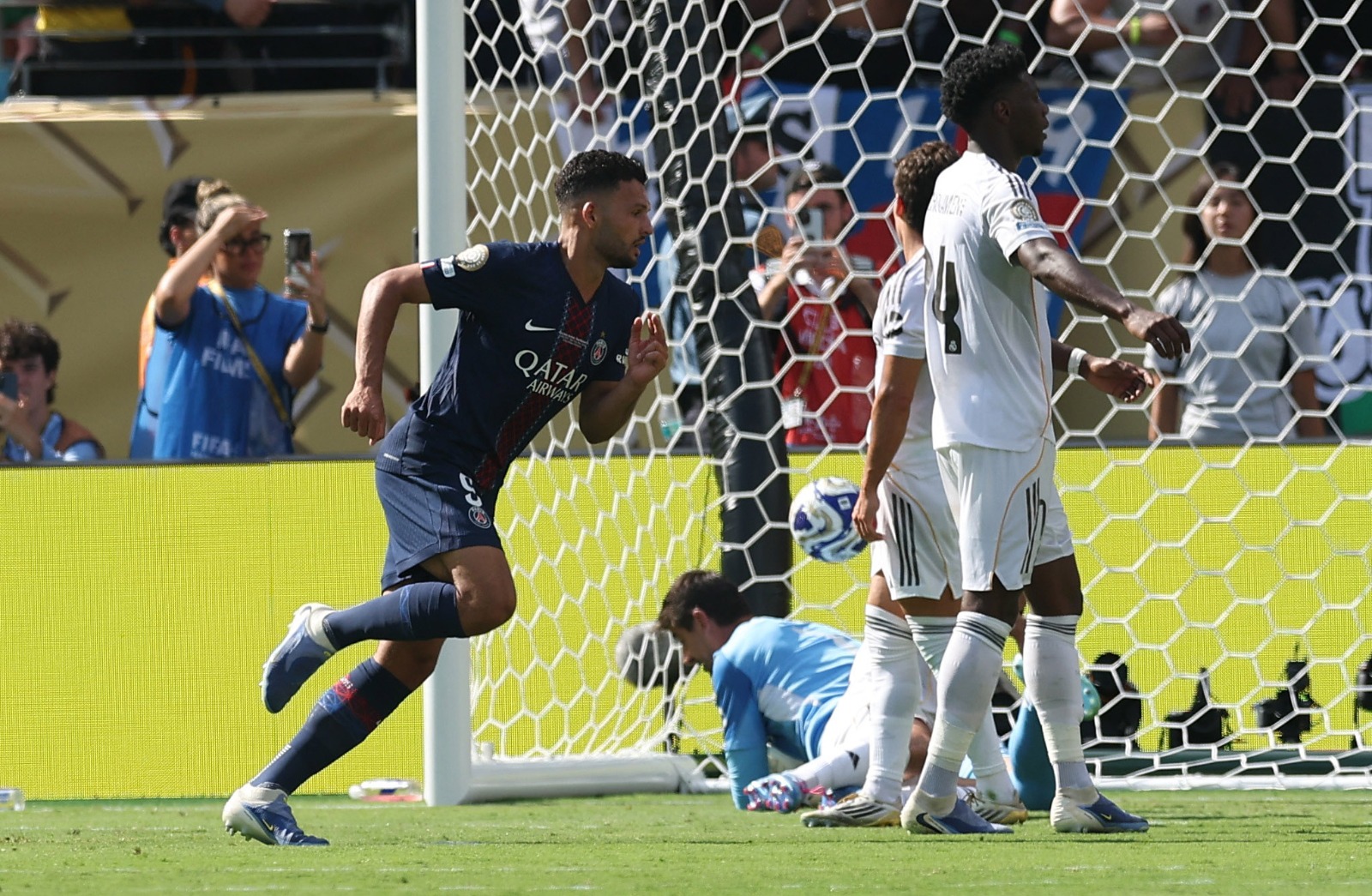 غونزالو راموس لاعب باريس سان جيرمان يسجل الهدف الرابع لفريقه بمواجهة ريال مدريد في نصف نهائي كأس العالم للأندية - 9 يوليو 2025