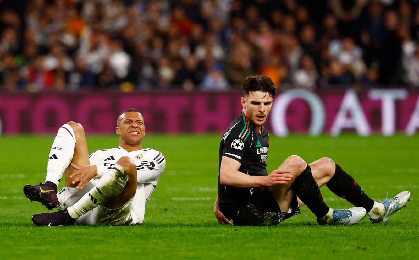 كيليان مبابي مهاجم ريال مدريد يتألم بعد تدخل قويّ من ديكلان رايس خلال مباراة إياب ربع نهائي دوري أبطال أوروبا - 16 إبريل 2025