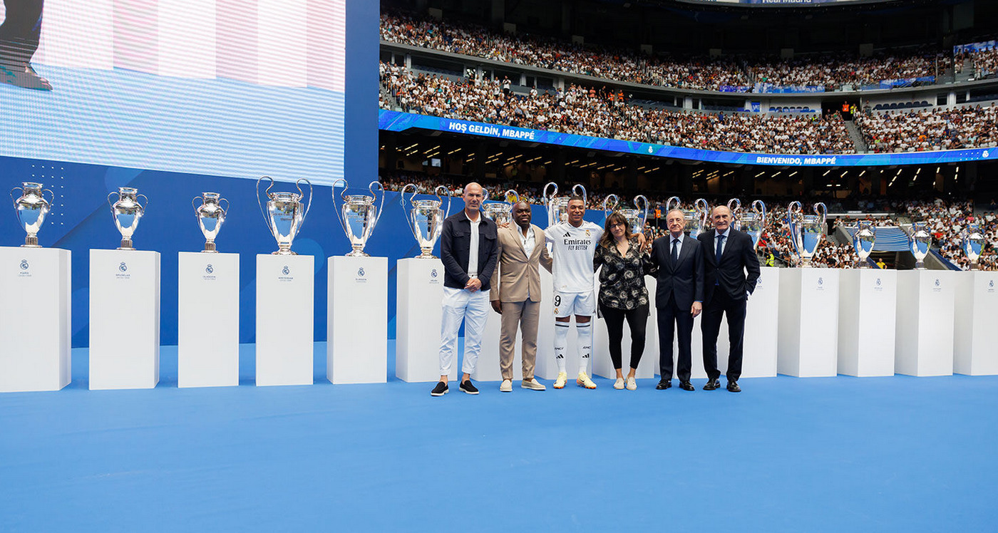 كيليان مبابي متوسّطاً والديه ورئيس ريال مدريد فلورنتينو بيريز وزين الدين زيدان وخوسيه مارتينيز 'بيرّي' الرئيس الفخري للنادي في 'سانتياغو برنابيو' - 16 يوليو 2024