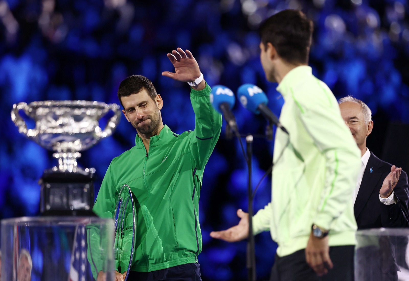 دجوكوفيتش (يسار) يصافح ألكاراز بعد نهائي أستراليا المفتوحة - 1 فبراير 2026