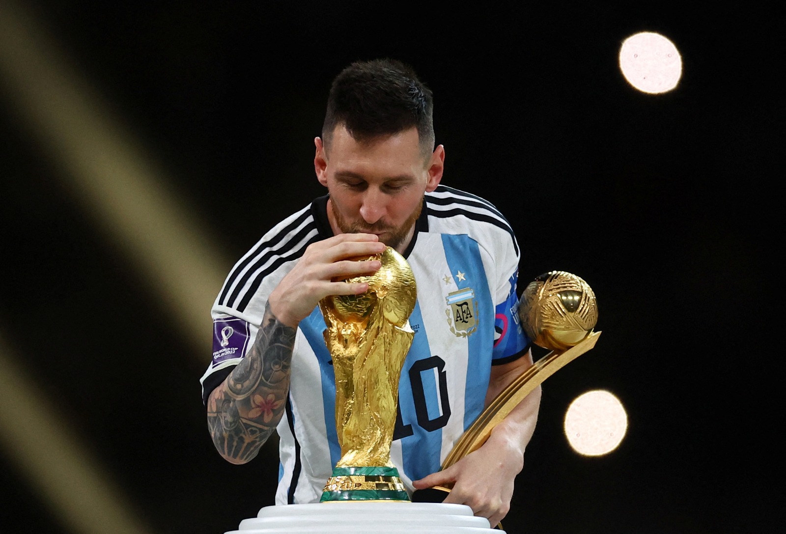 ليونيل ميسي يُقبّل مجسم كأس العالم بعد نهائي 2022 بين الأرجنتين وفرنسا - 19 ديسمبر 2022
