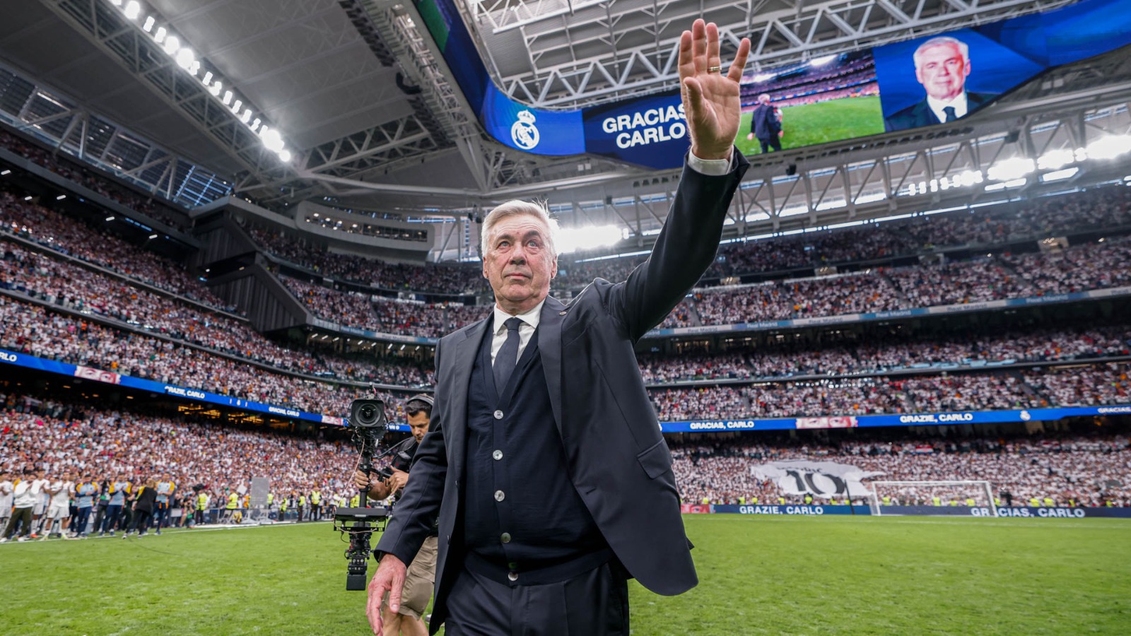 كارلو أنشيلوتي مدرب ريال مدريد يودع جمهور برنابيو بعد مباراته الأخيرة أمام ريال سوسيداد - 24 مايو 2025