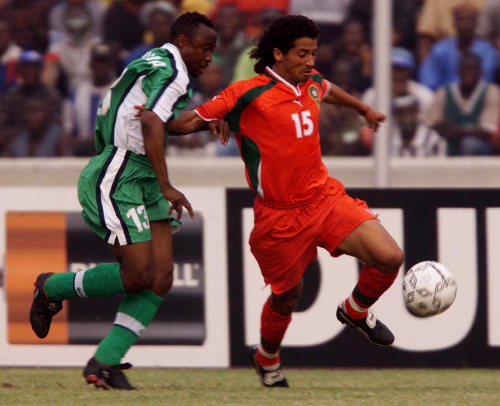 المغربي لحسن أبرامي في صراع على الكرة مع النيجيري تيجاني بابانغيدا في كأس أمم إفريقيا 2000 - 3 فبراير 2000