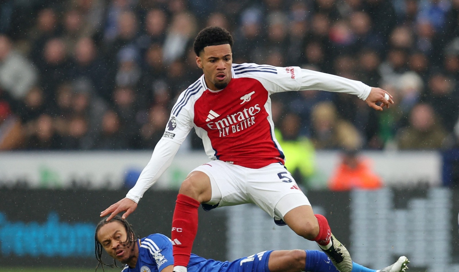 إيثان نوانيري لاعب أرسنال خلال مواجهة ليستر سيتي بالدوري الإنجليزي الممتاز لكرة القدم - 15 فبراير 2025