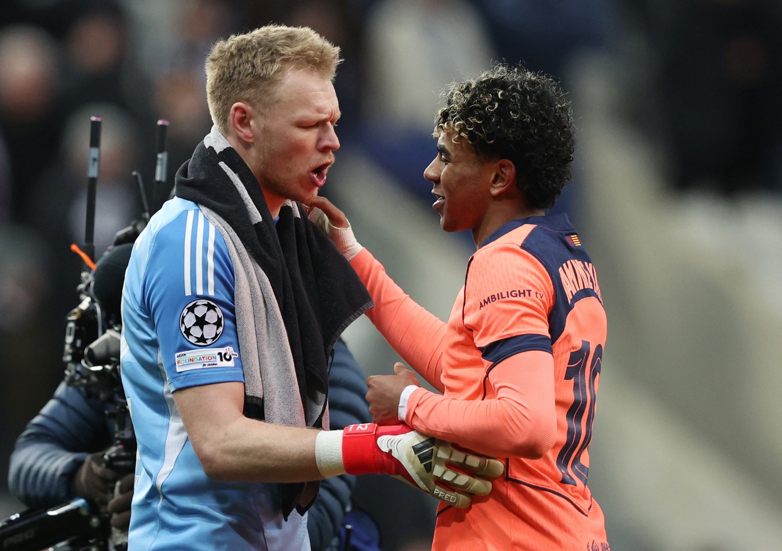 لاعب برشلونة لامين يامال في حديث مع آرون رامسديل حارس مرمى نيوكاسل بعد نهاية ذهاب ثمن نهائي دوري أبطال أوروبا - 10 مارس 2026