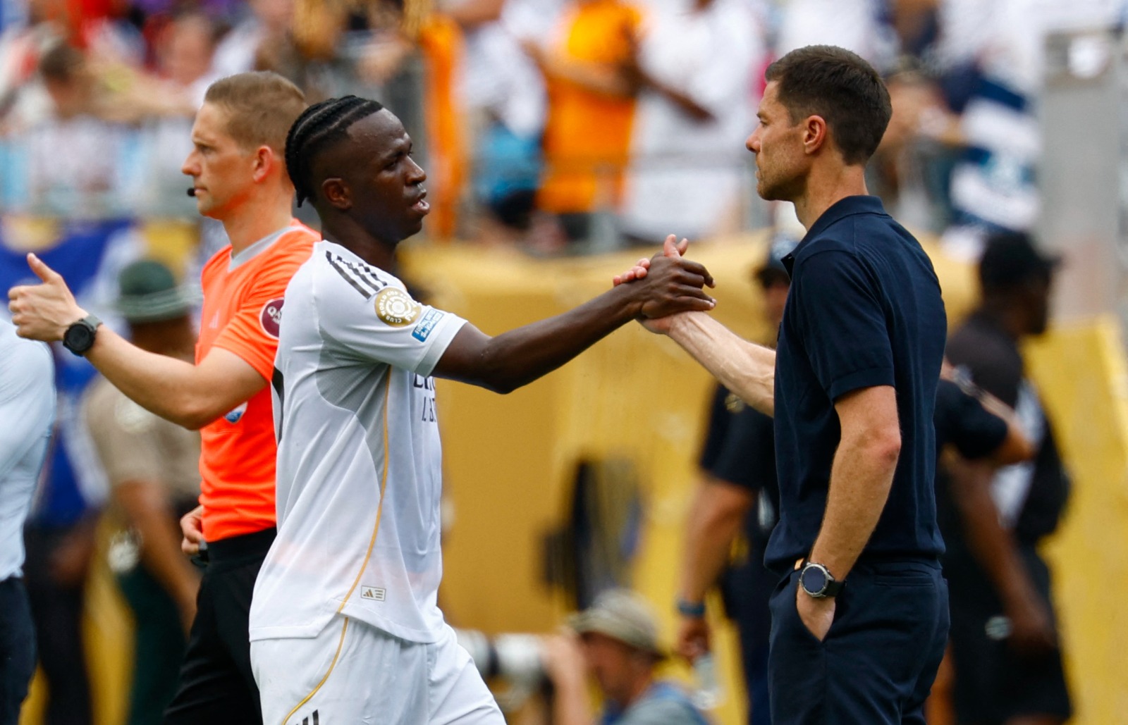 فينيسيوس جونيور يصافح المدرب تشابي ألونسو بعد استبداله في مباراة ريال مدريد وباتشوكا بكأس العالم للأندية - 22 يونيو 2025