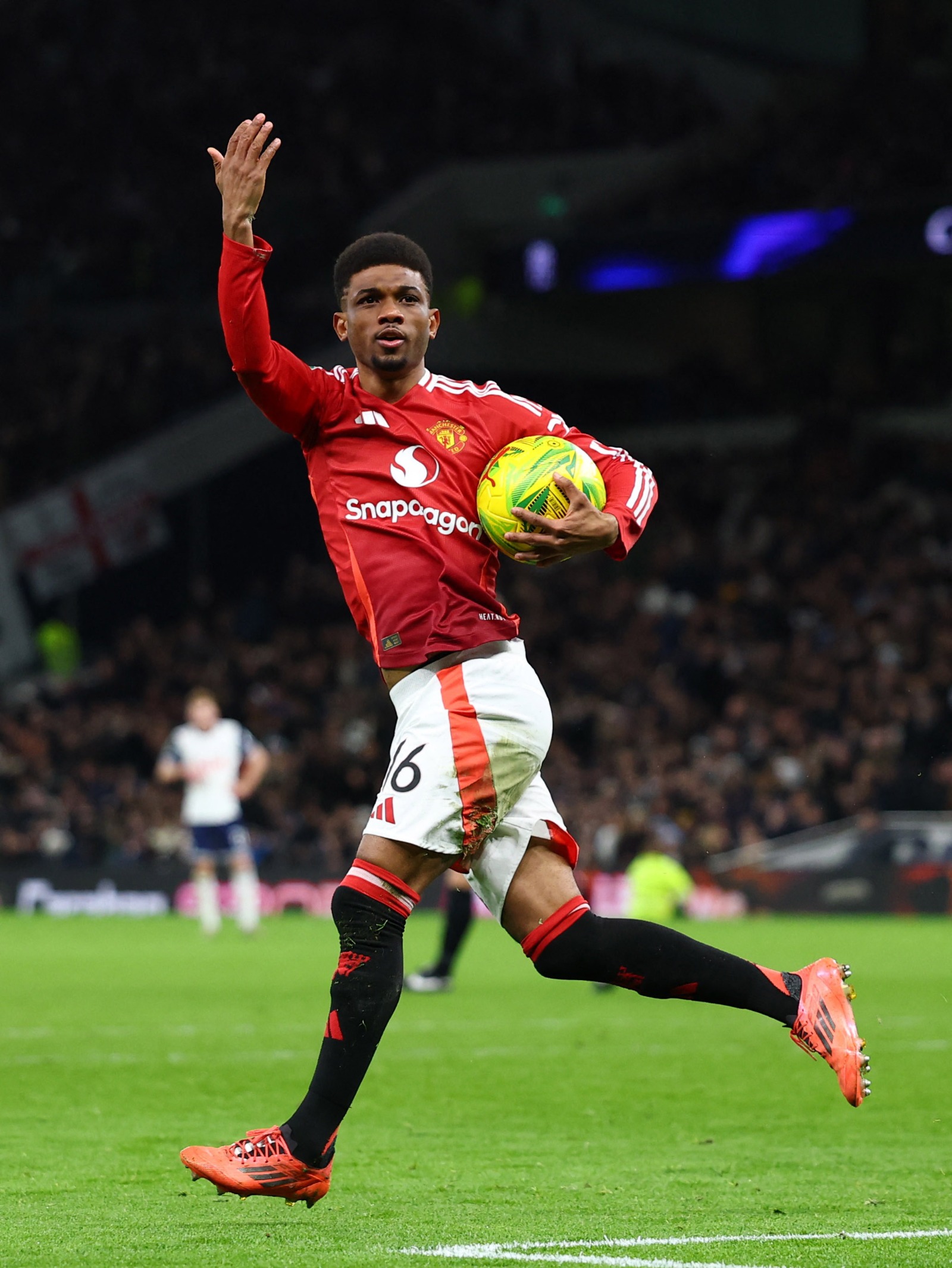 لاعب مانشستر يونايتد أماد ديالو يحتفل بالتسجيل في مرمى توتنهام في ربع نهائي كأس كاراباو - 19 ديسمبر 2024