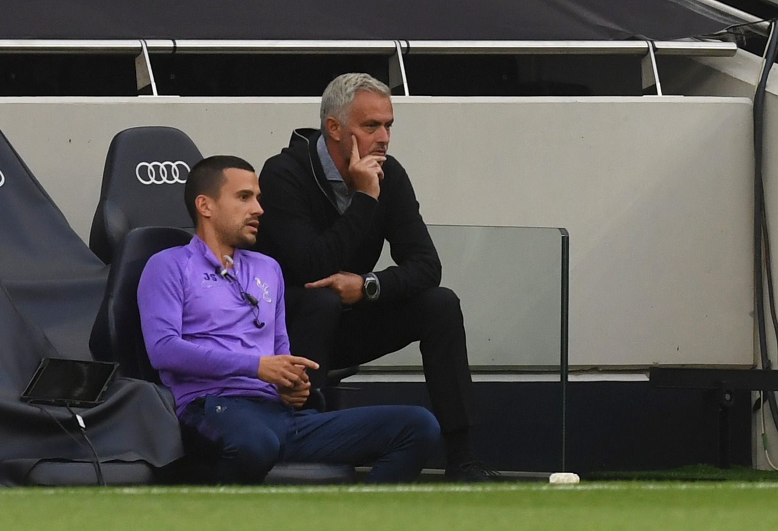 المساعد البرتغالي جواو ساكرامينتو إلى جانب جوزيه مورينيو في مباراة توتنهام ووست هام في البريمييرليغ - 23 يونيو 2020