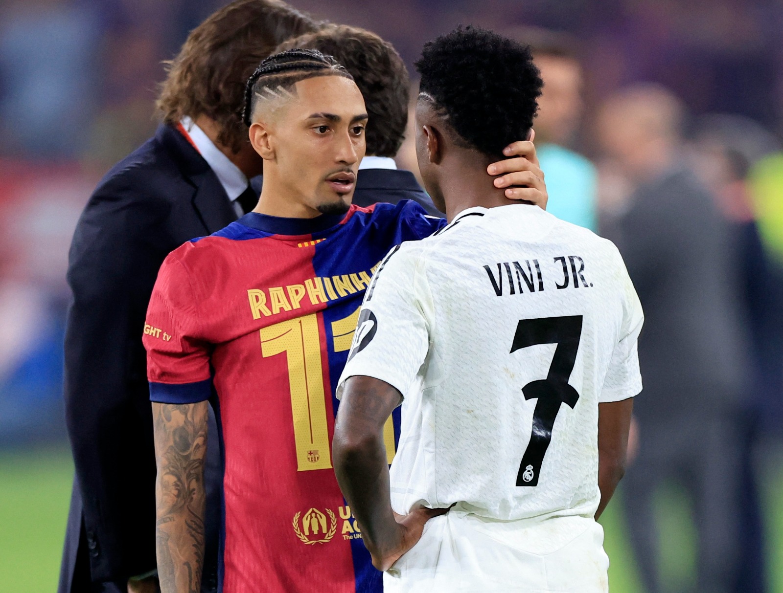 رافينيا لاعب برشلونة يواسي فينيسيوس جونيور لاعب ريال مدريد بعد نهائي كأس ملك إسبانيا - 27 أبريل 2025