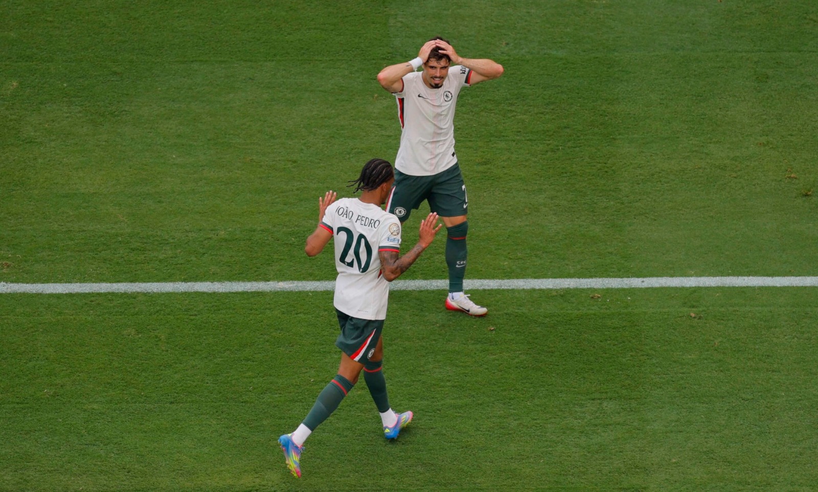 بيدرو نيتو مصدوم من دقة جواو بيدرو في التسديد خلال مباراة تشيلسي وفلومينينسي بكأس العالم للأندية 2025