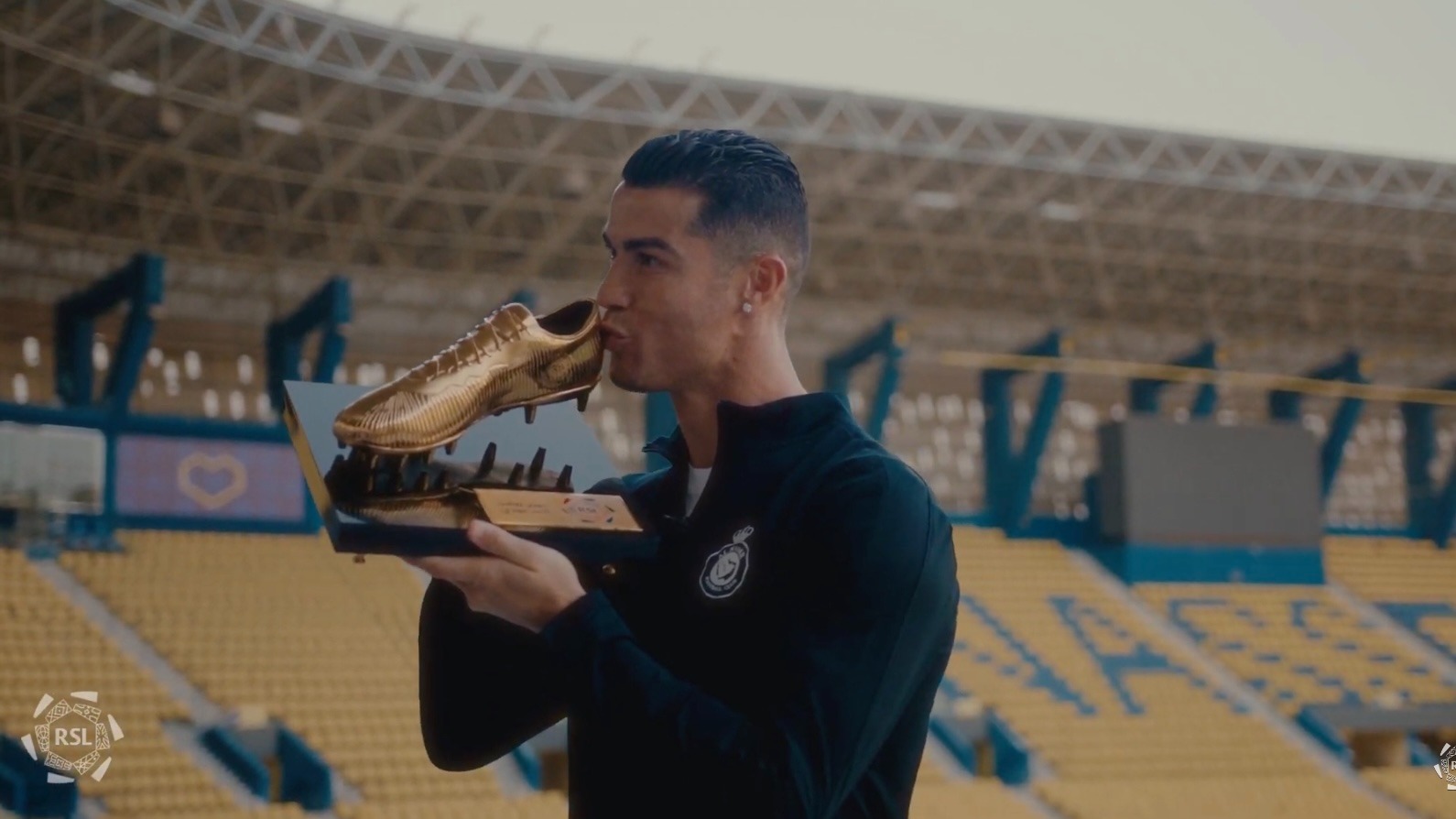 كريستيانو رونالدو يُقبل الحذاء الذهبي لأفضل هداف في الدوري السعودي موسم 2024/2023