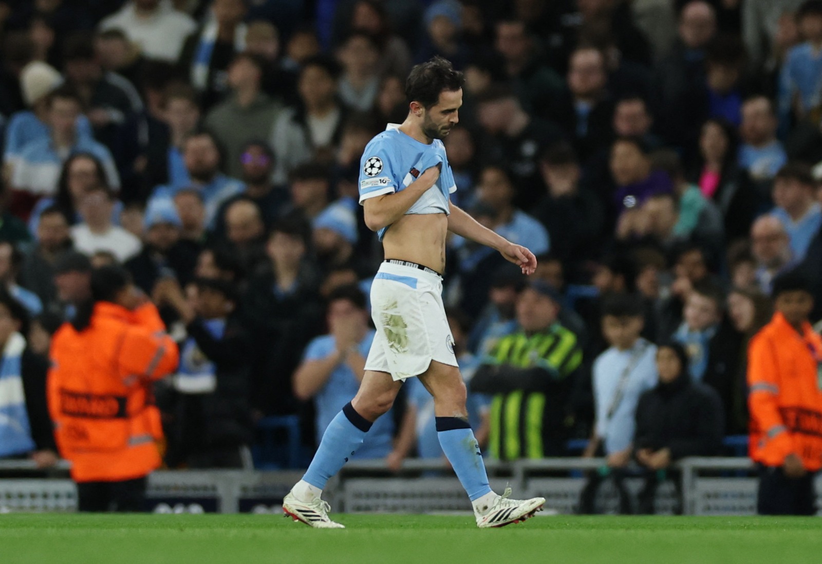 برناردو سيلفا قائد مانشستر سيتي يغادر الملعب بعد طرده أمام ريال مدريد - 17 مارس 2026