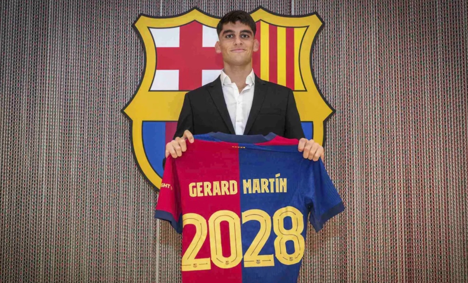 ظهير نادي برشلونة جيرارد مارتن يحمل قميص تمديد العقد حتى عام 2028