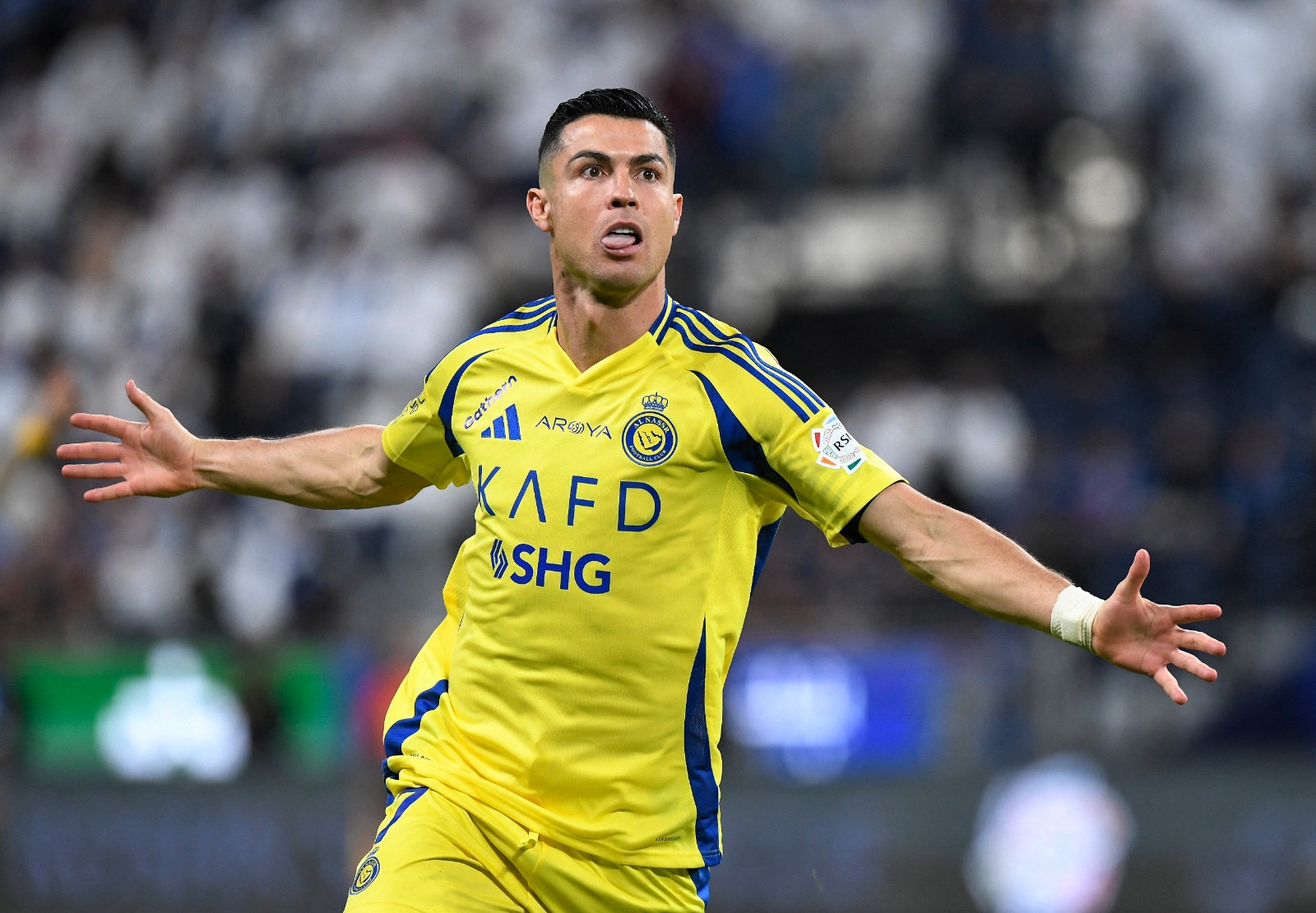 كريستيانو رونالدو نجم نادي النصر يحتفل بهدفه في مرمى الهلال بالدوري السعودي - 4 أبريل 2025