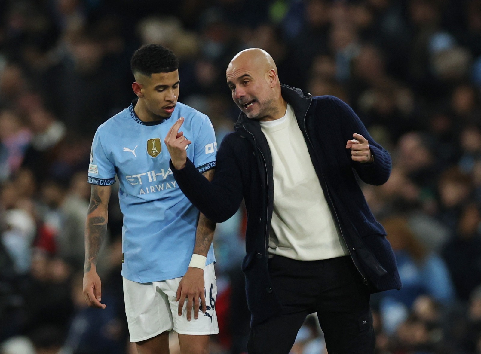 بيب غوارديولا مدرب مانشستر سيتي يتحدث مع البرازيلي سافينيو خلال مواجهة كلوب بروج - 29 يناير 2025