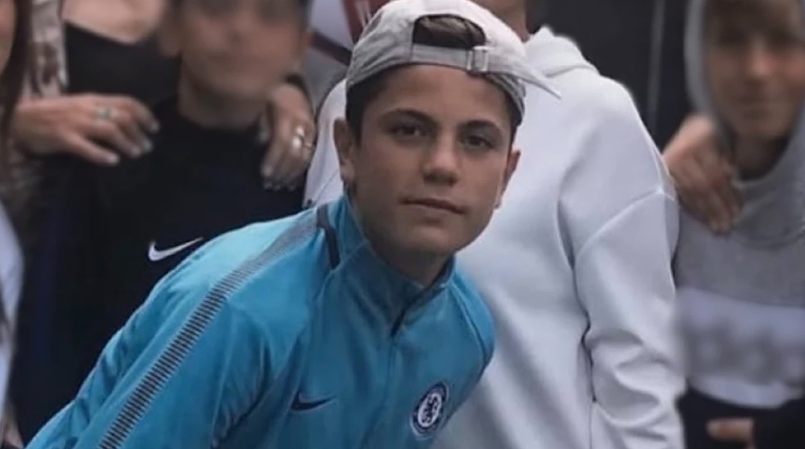 أليخاندرو غارناتشو خلال متابعة مباراة لتشيلسي في صباه