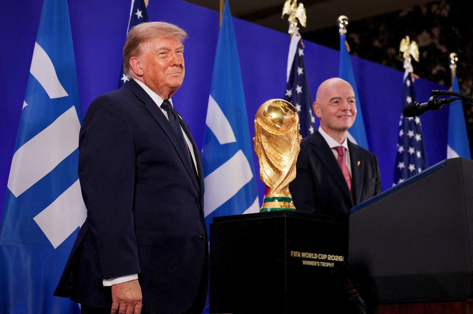 الرئيس الأميركي دونالد ترمب ورئيس 'فيفا' جياني إنفانتينو وبينهما مجسّم كأس العالم خلال حفل استقبال في نيويورك - 17 يوليو 2026