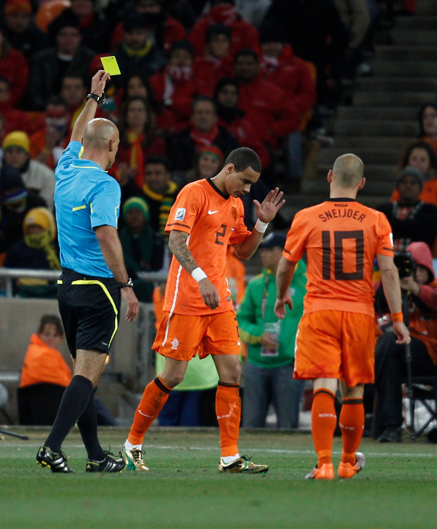 لاعب هولندا غريغوري فان دير فيل يتلقى إنذاراً في نهائي كأس العالم 2010 أمام إسبانيا - 11 يوليو 2010