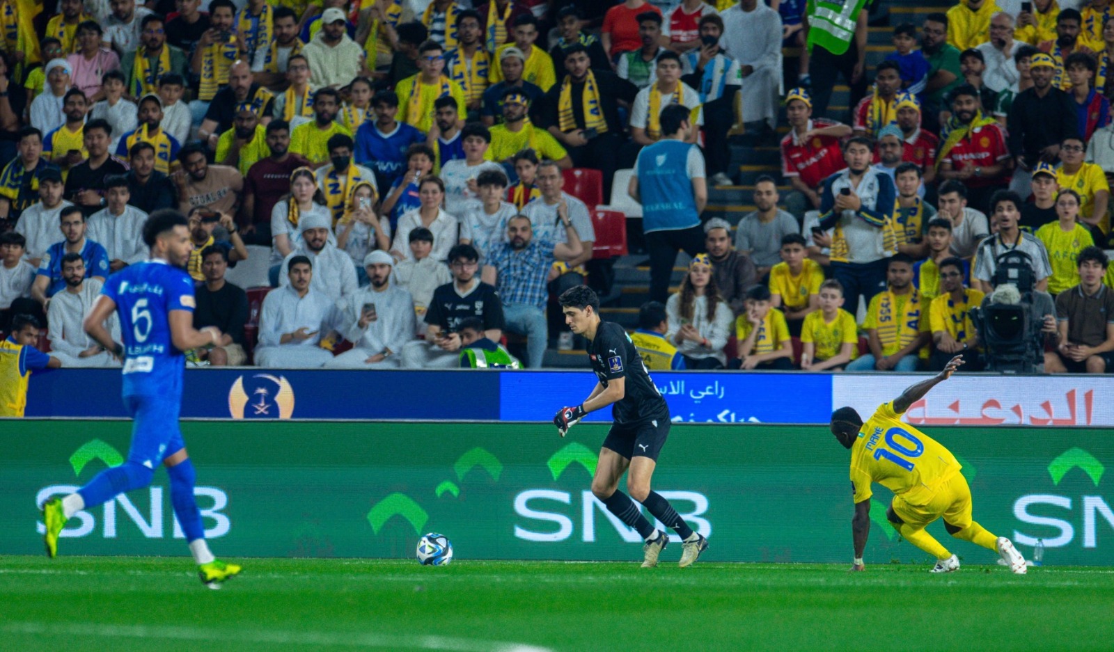 مراوغة ياسين بونو لساديو ماني في مباراة الهلال والنصر 8-4-2024