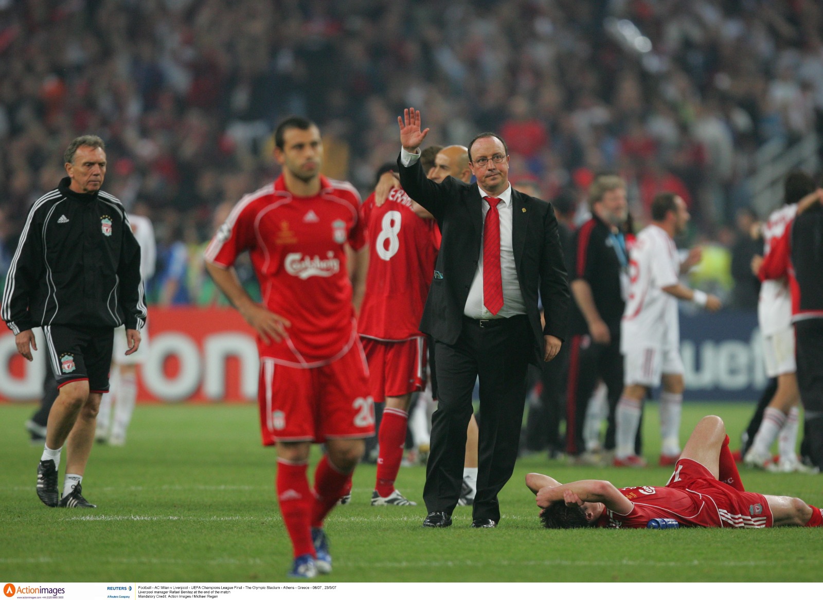 رافا بينيتز مدرب ليفربول السابق يحيي الجماهير بعد خسارة نهائي دوري أبطال أوروبا ضد ميلان الإيطالي - 23 مايو 2007