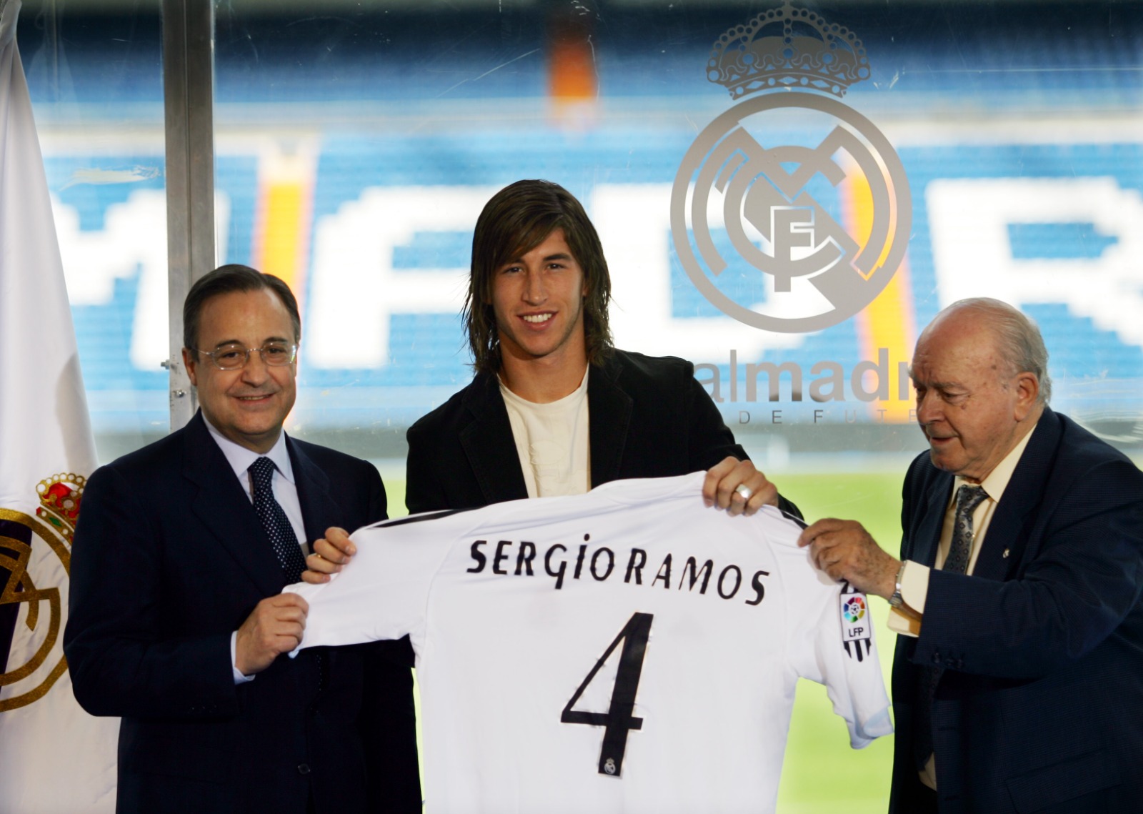 سيرخيو راموس خلال تقديمه لاعباً في صفوف ريال مدريد رفقة الرئيس فلورينتينو بيريز والأسطورة ألفريدو دي ستيفانو - 8 سبتمبر 2005