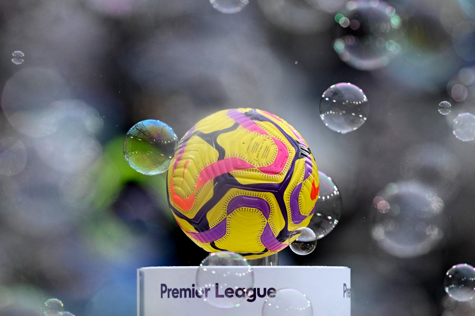 كرة الدوري الإنجليزي الممتاز قبل مباراة وست هام وبرينتفورد - 15 فبراير 2025