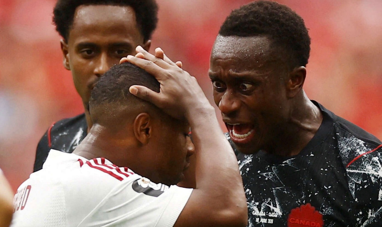 لاعب كندا ريتشي لاريا يصرخ في وجه لاعب قطر عاصم ماديبو بعد تسببه في إصابة إسماعيل كونيه بالجولة الثانية من كأس العالم - 19 يونيو 2026