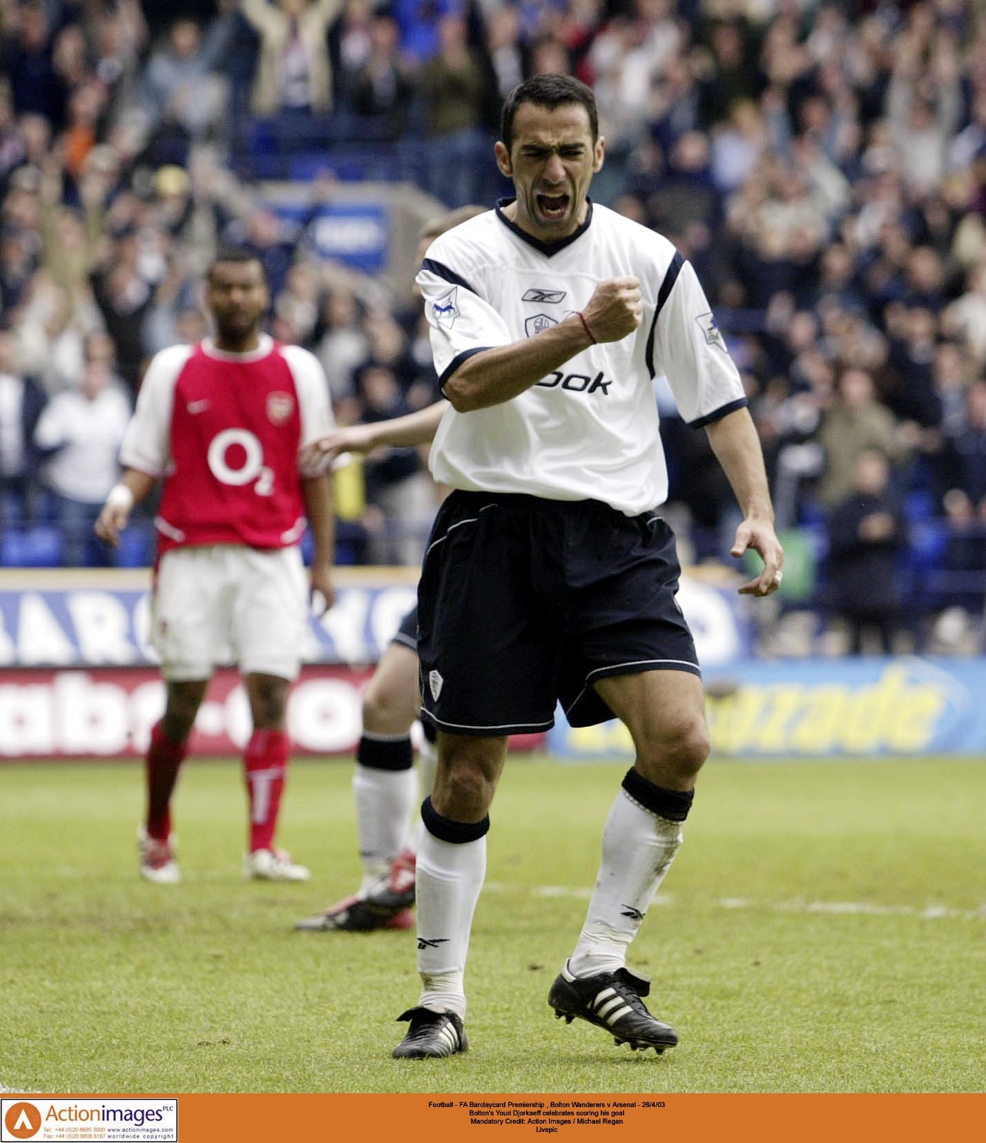 فرحة لاعب بولتون يوري دجوركاييف بهدفه في مرمى أرسنال في الدوري الإنجليزي - 26 أبريل 2003