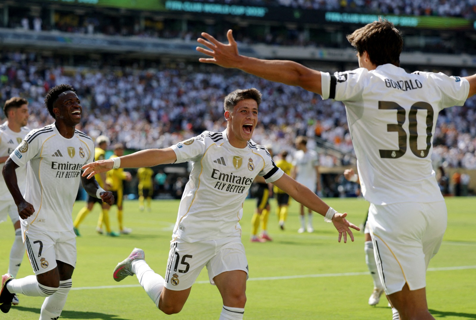 غونزالو غارسيا لاعب ريال مدريد يحتفل مع أردا غولر وفينيسيوس بالتسجيل ضد دورتموند - 5 يوليو 2025