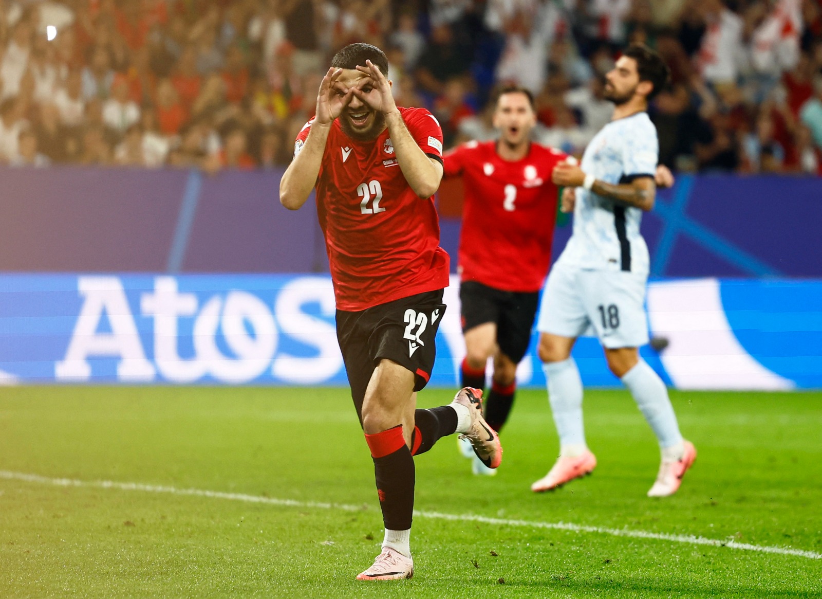 المهاجم الجورجي جورج ميكاوتادزي يحتفل بهدفه في شباك البرتغال في 'يورو 2024' - 26 يونيو 2024