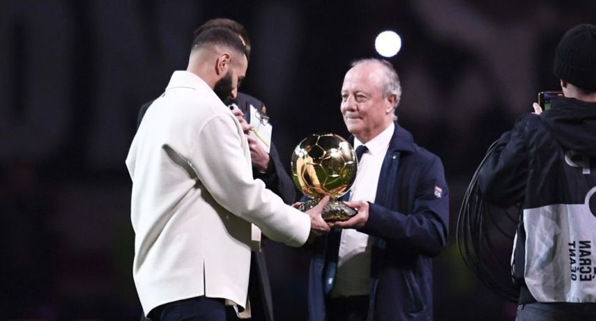 أسطورة فرنسا في السبعينيات برنار لاكومب يسلم كريم بنزيمة الكرة الذهبية عام 2022 في ملعب أولمبيك ليون