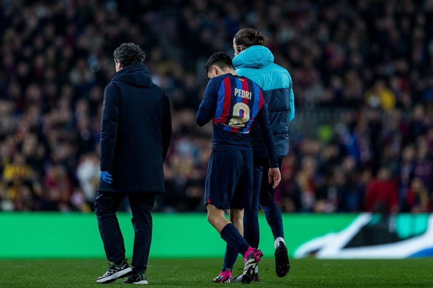 بيدري لاعب برشلونة يخرج مصابا من الملعب خلال مواجهة مانشستر يونايتد - 16 فبراير 2023