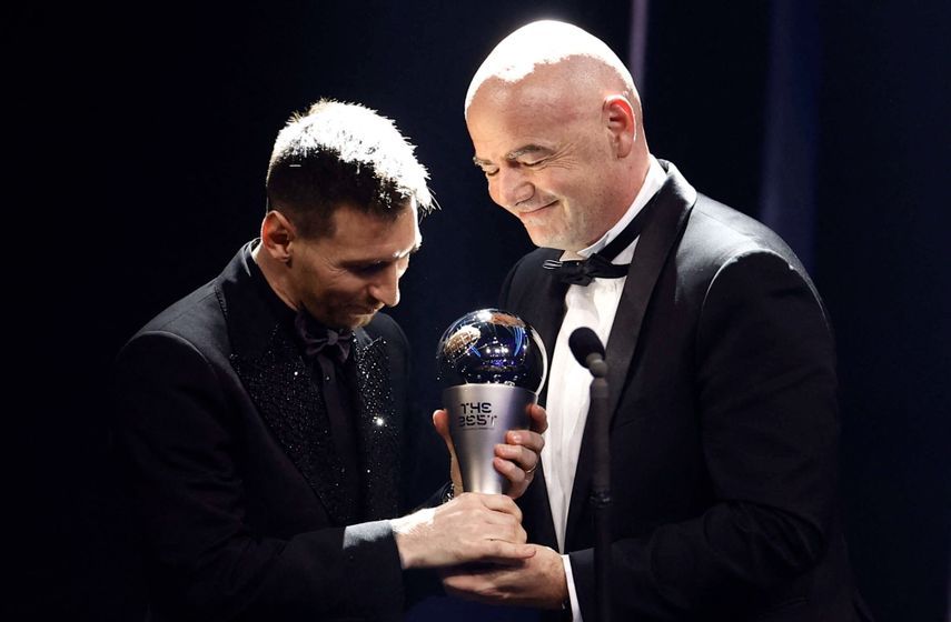 إنفانتينو يسلم ميسي جائزة أفضل لاعب في العالم من فيفا للمرة السابعة في تاريخ اللاعب