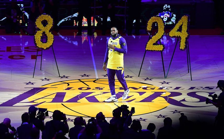 ليبرون جيمس يلقي كلمة تكريماً للراحل كوبي براينت في 31 يناير 2020 - AFP