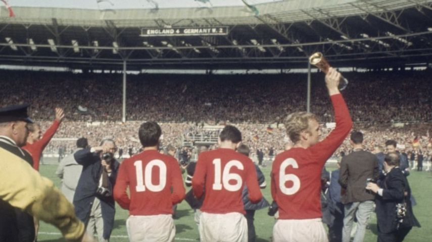 قائد إنجلترا بوبي مور يحمل كأس العالم 1966 بالرقم 6