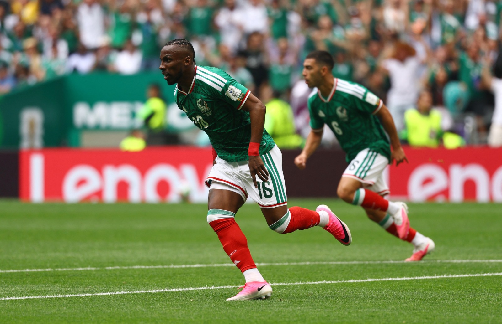 خوليان كينيونيس مهاجم المكسيك يحتفل بهدفه في مرمى جنوب إفريقيا في افتتاح كأس العالم - 11 يونيو 2026