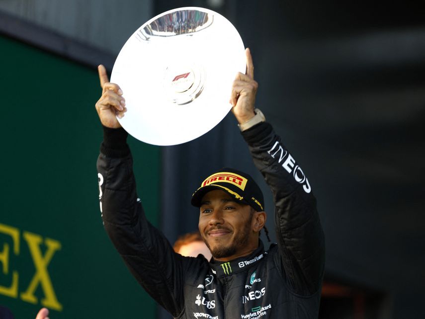 لويس هاميلتون سائق مرسيدس يحتفل بعد حلوله في المركز الثاني بجائزة أستراليا الكبرى للفورمولا 1 - 3 أبريل 2023