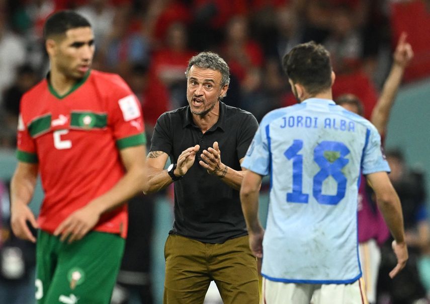المدرب الإسباني لويس إنريكي يعطي التعلميات للاعبه جوردي ألبا حت أنظار اللاعب المغربي أشرف حكيمي - 6 ديسمبر 2022